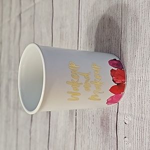 Adrienne Vittadini makeup brush holder